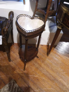 - HEART ACCENT TABLE