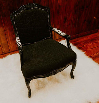 彫刻が施されたビクトリア朝の椅子 - ブラックエレファント